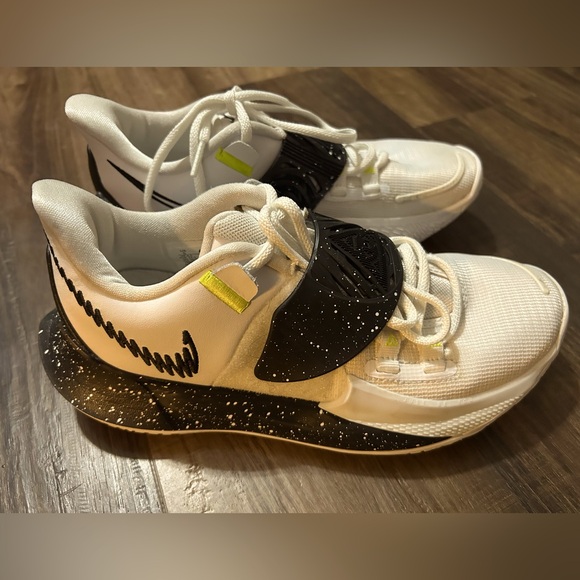 Nike Kyrie Low 3 Team White Blk TB Mens Size 5 Shoes Sneakers CW6228-101 - Picture 3 of 7